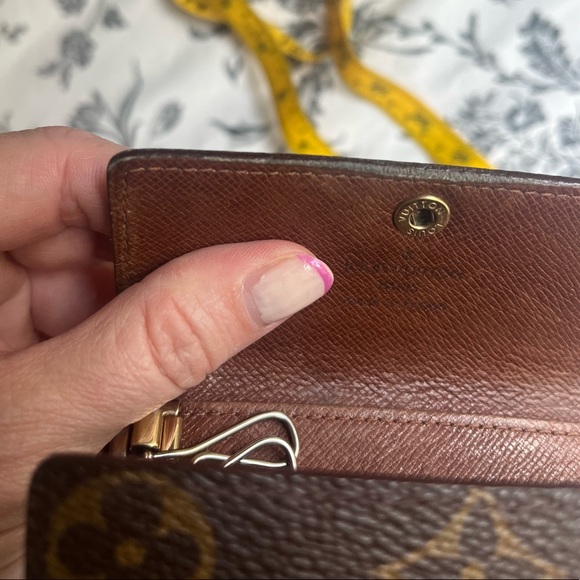 Louis Vuitton 4 Ring Key Holder - Picture 9 of 10